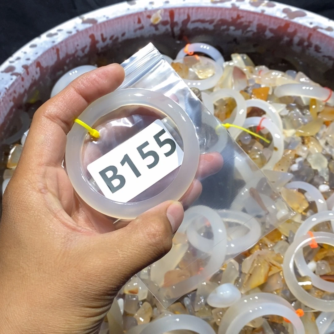 哇****玛瑙/玉髓未镶嵌手镯