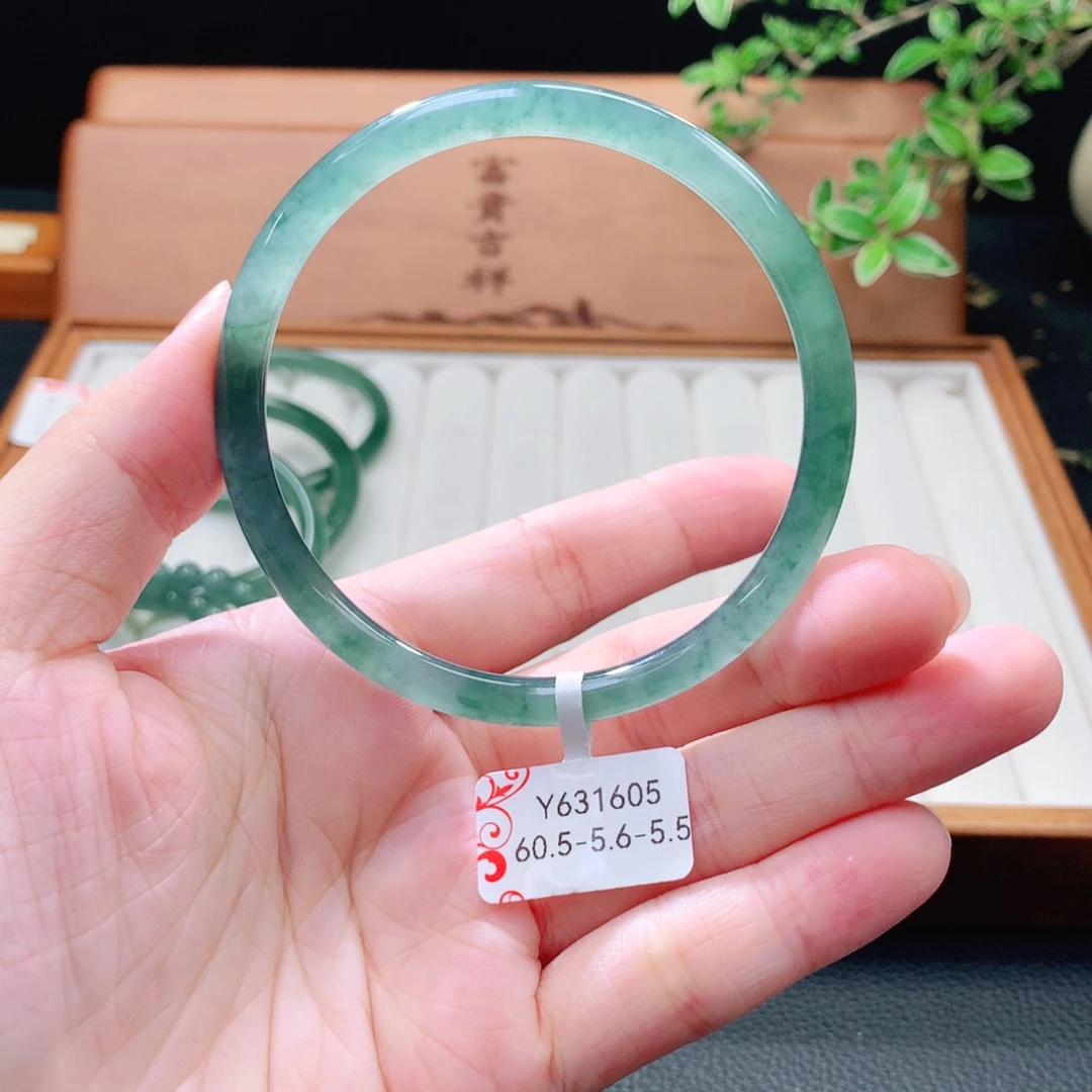 翡翠未镶嵌手镯（圆镯）
