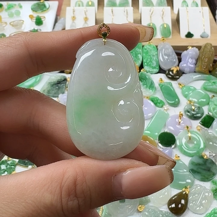 翡翠未镶嵌颈饰飘绿如意