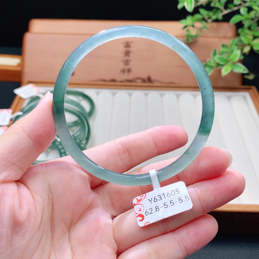 翡翠未镶嵌手镯（圆镯）