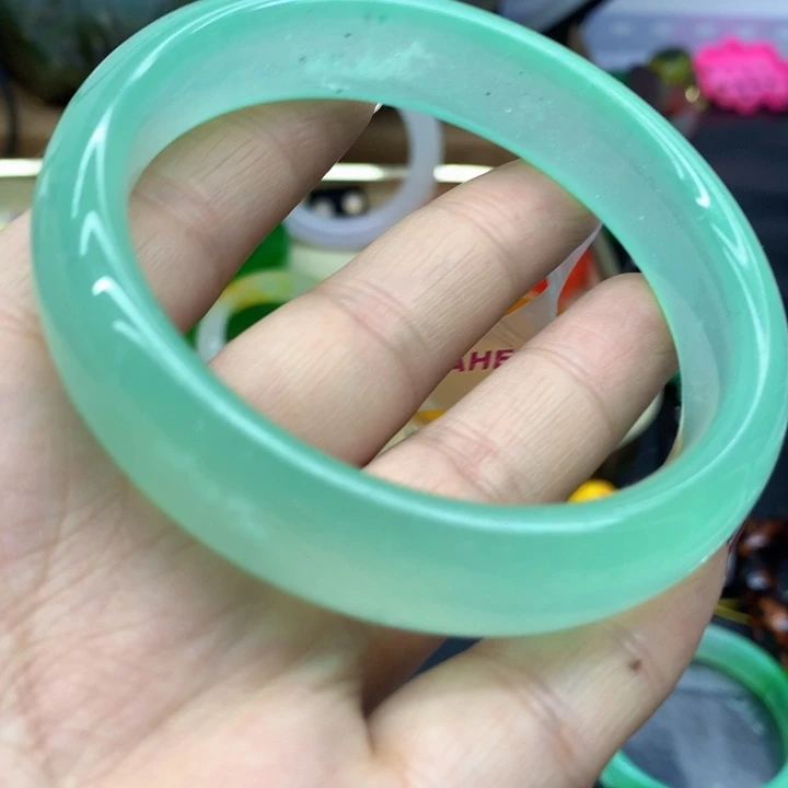 翡翠颈饰未镶嵌手镯