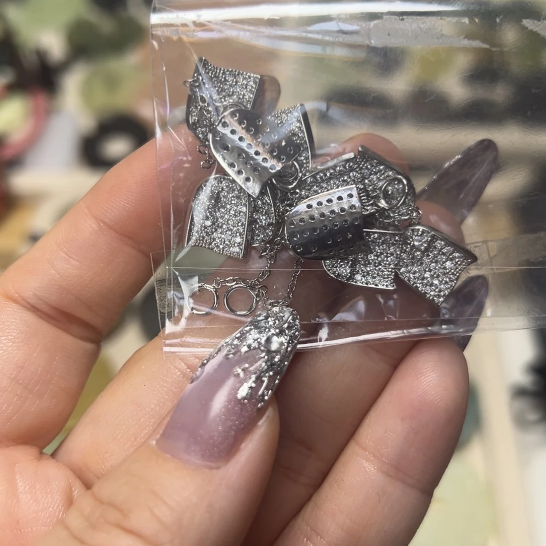 蛇纹石玉颈饰合金