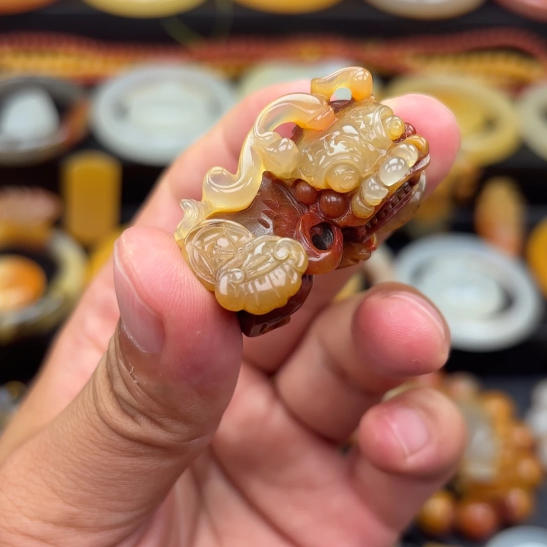 石英质玉（黄龙玉）未镶嵌颈饰