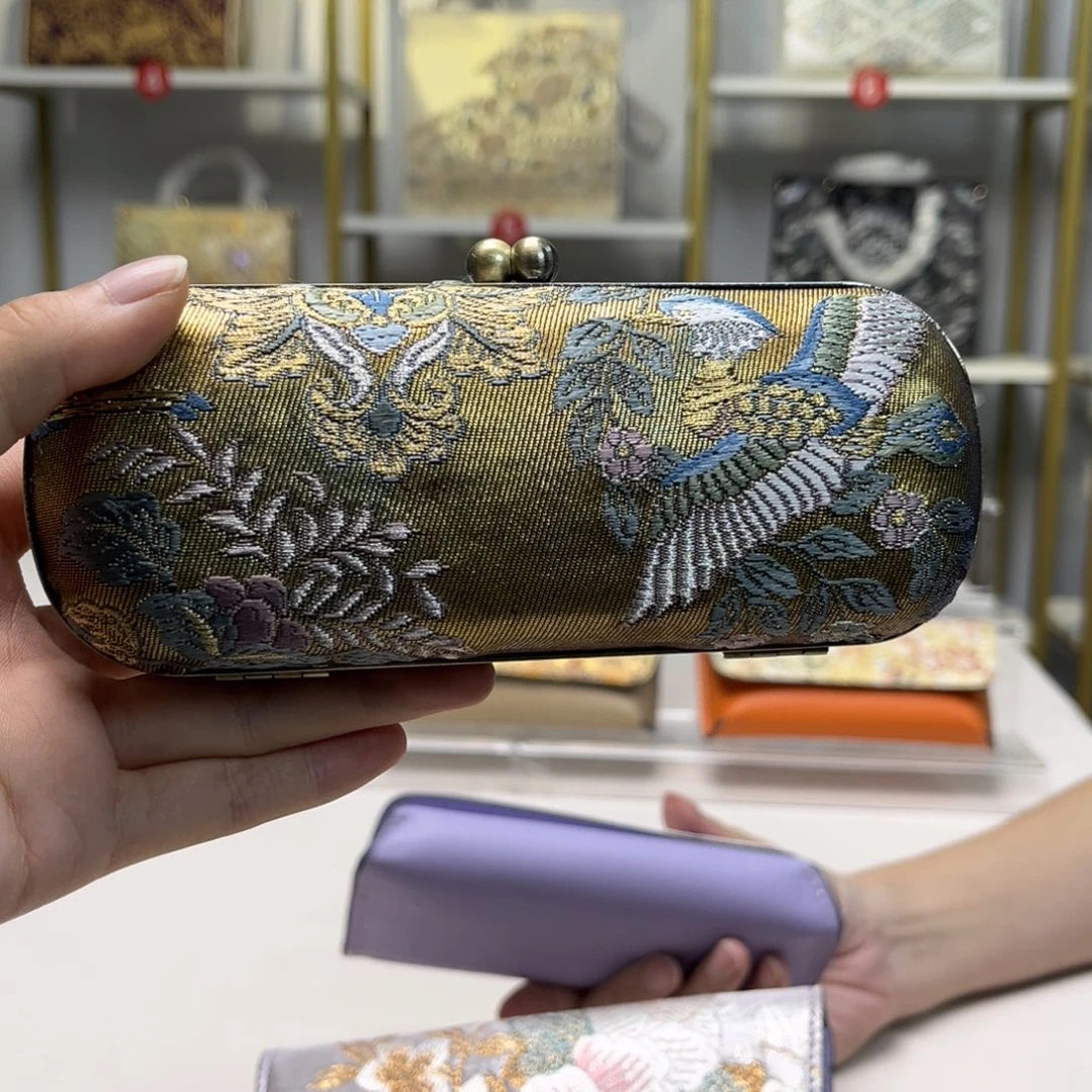 用***7织绣高定风雨中的花朵，倔强又美丽。大漏