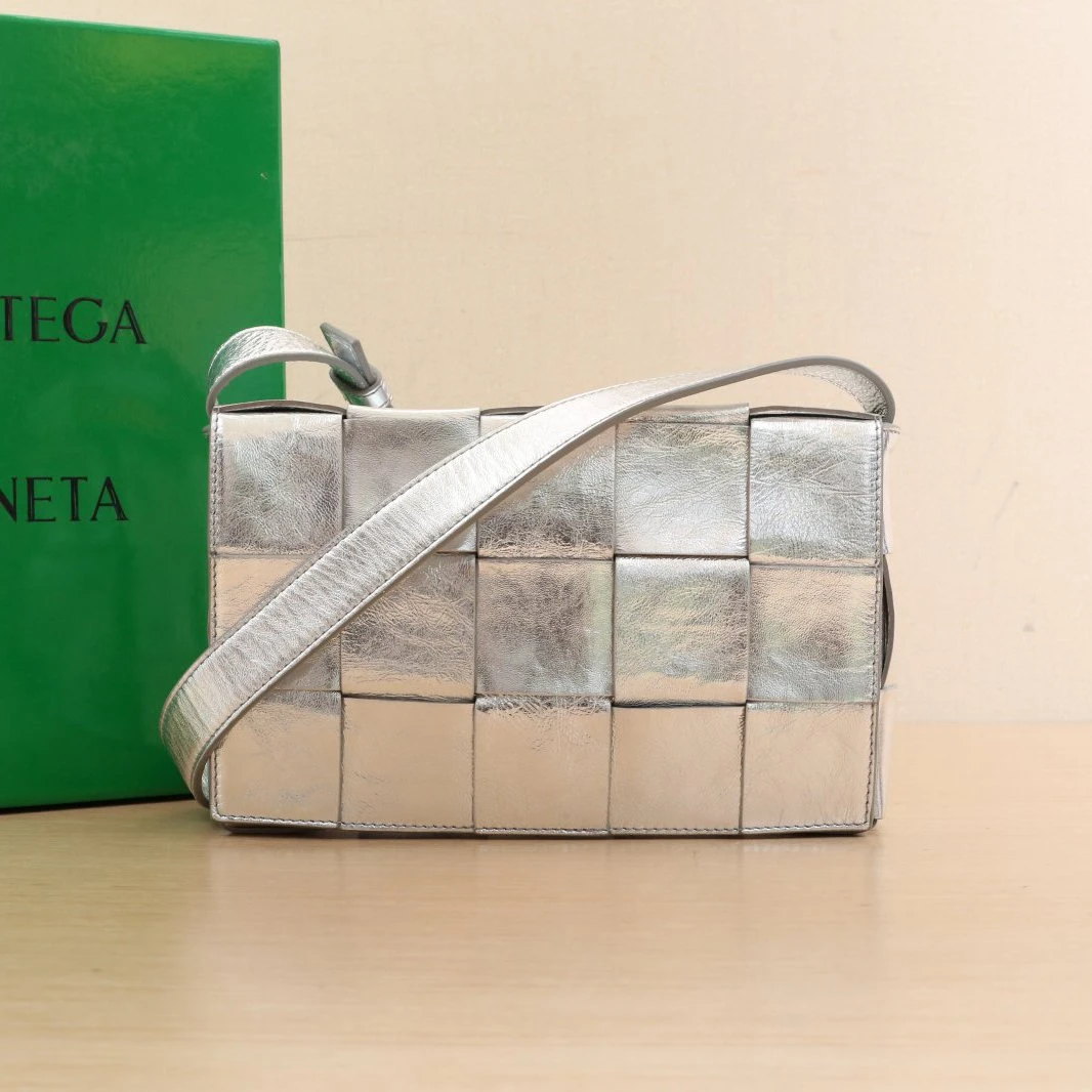 99新 BOTTEGA VENETA/葆蝶家 花花Cassette 23 宽肩带 银色
