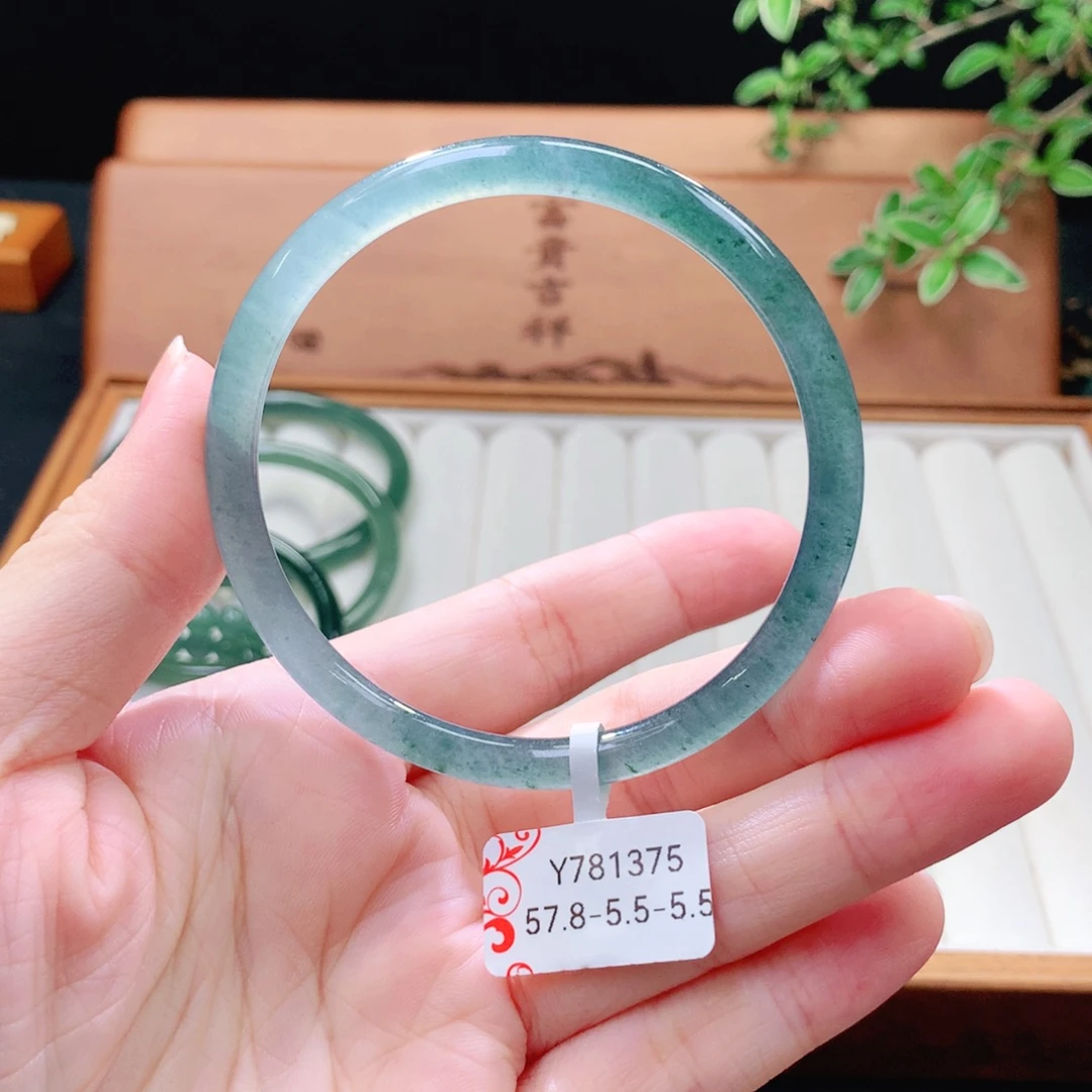 翡翠未镶嵌手镯（圆镯）