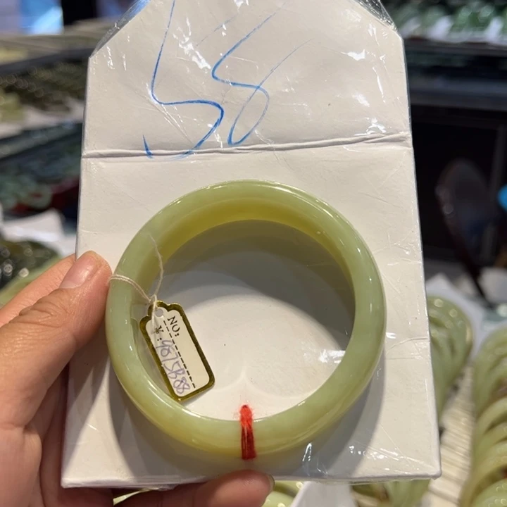 吕***红未镶嵌手镯和田玉