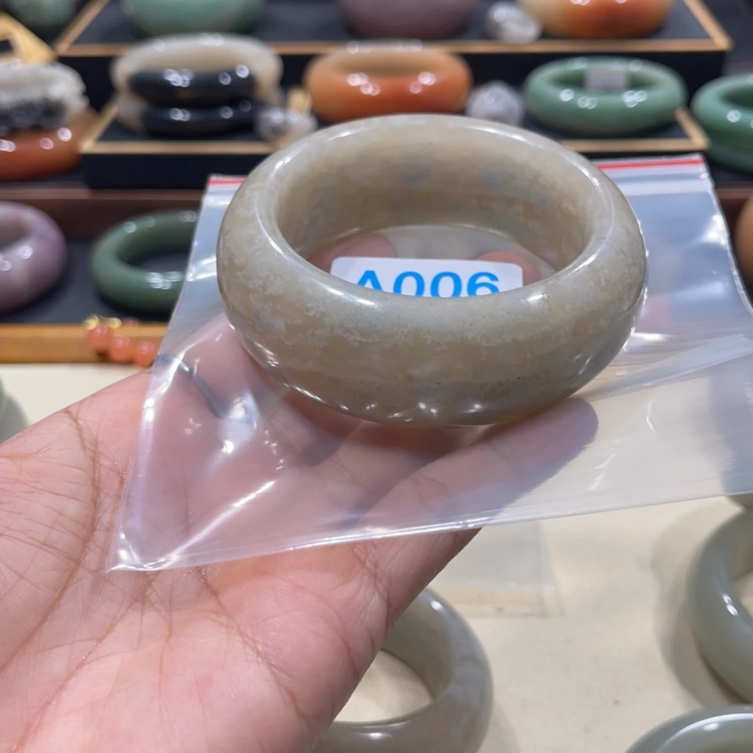 未镶嵌手镯石英岩玉李*