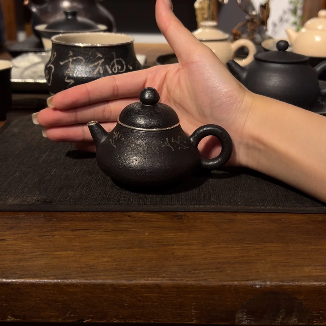 瓷片陶瓷。         陶瓷。