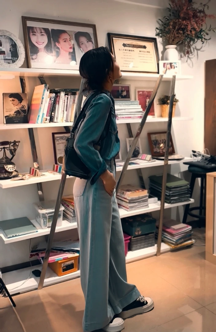 #上新 浅蓝色阔腿牛仔裤