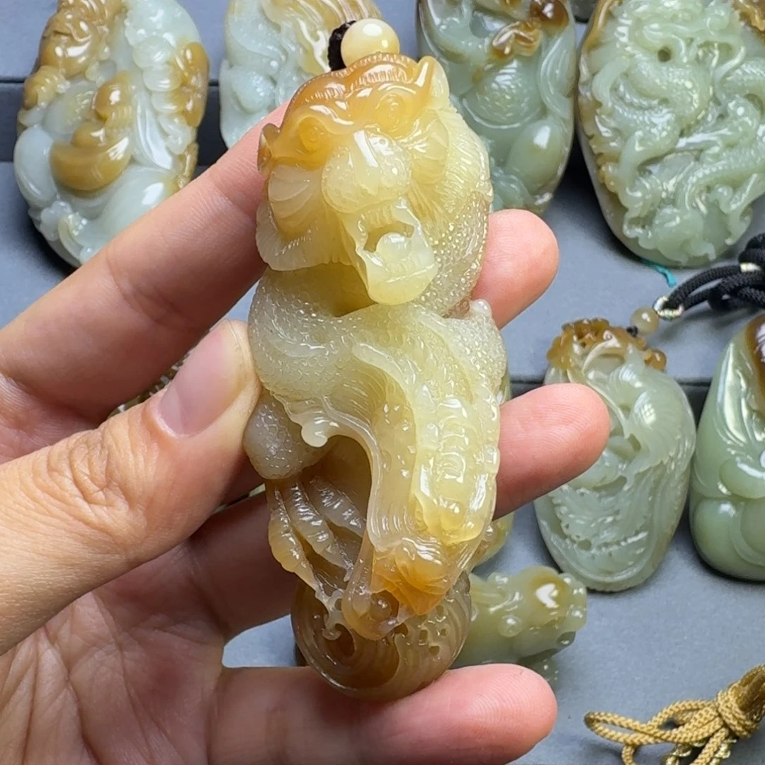 和田玉未镶嵌颈饰北**狼