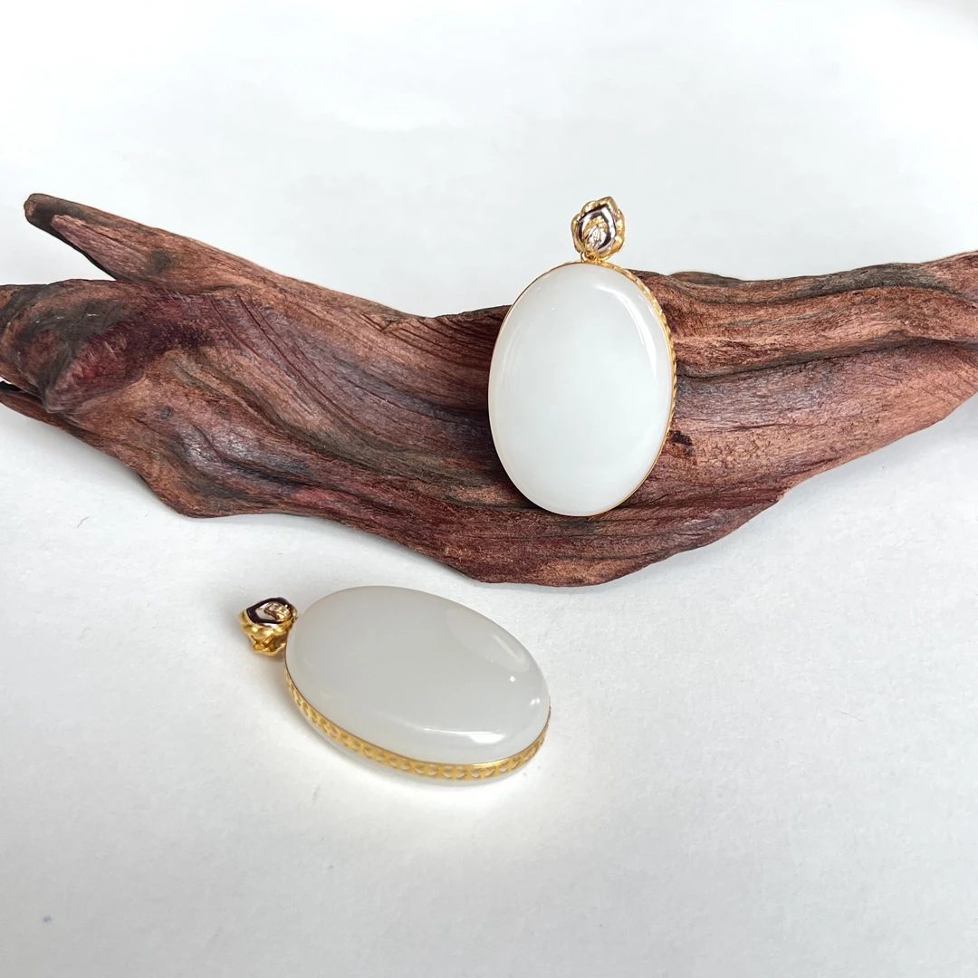 【小宝珠宝】18 T28967-18K金和田玉吊坠-多样性发一件-34*23*11mm