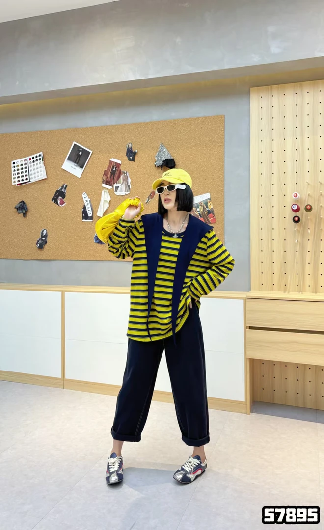 无运险【JIAXUPANG】对比色宽条纹+披肩帽子套装