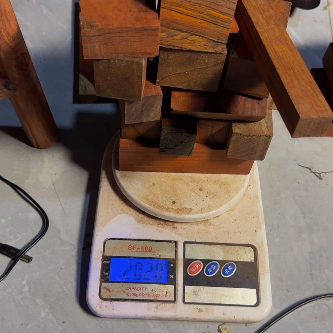 和****常微凹黄檀木头块