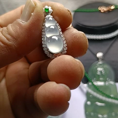 翡翠18K金镶嵌项链