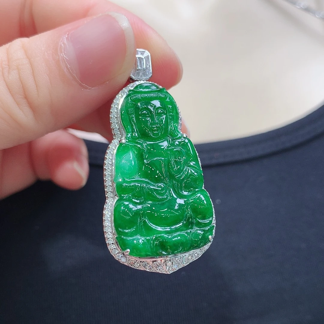 翡翠18K金镶嵌颈饰观音