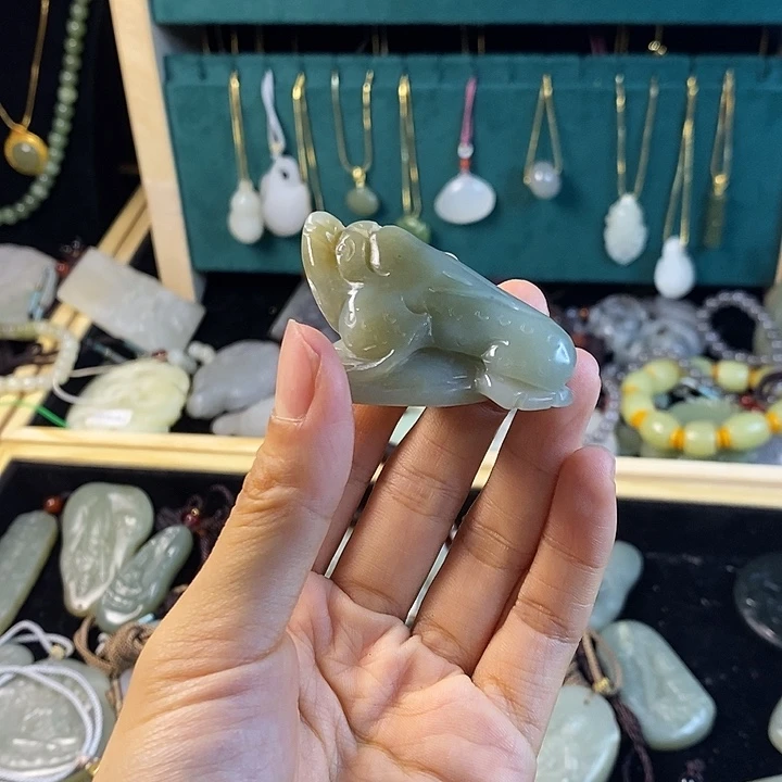 和田玉未镶嵌吊坠(赠链)