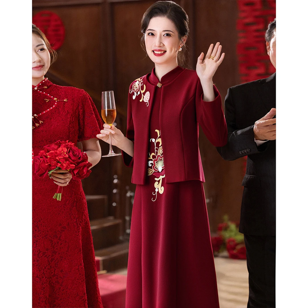 喜妈妈婚宴礼服高端轻奢高级感红色连衣裙两件套平时可穿2025新款
