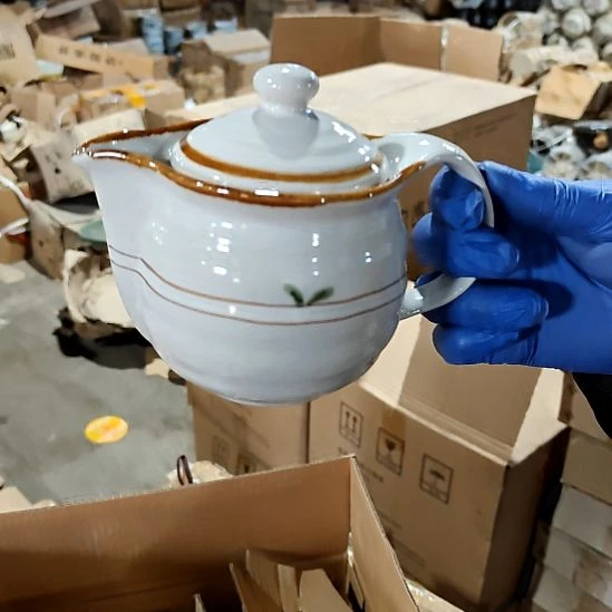 瓷片盘子碗茶壶啥都有