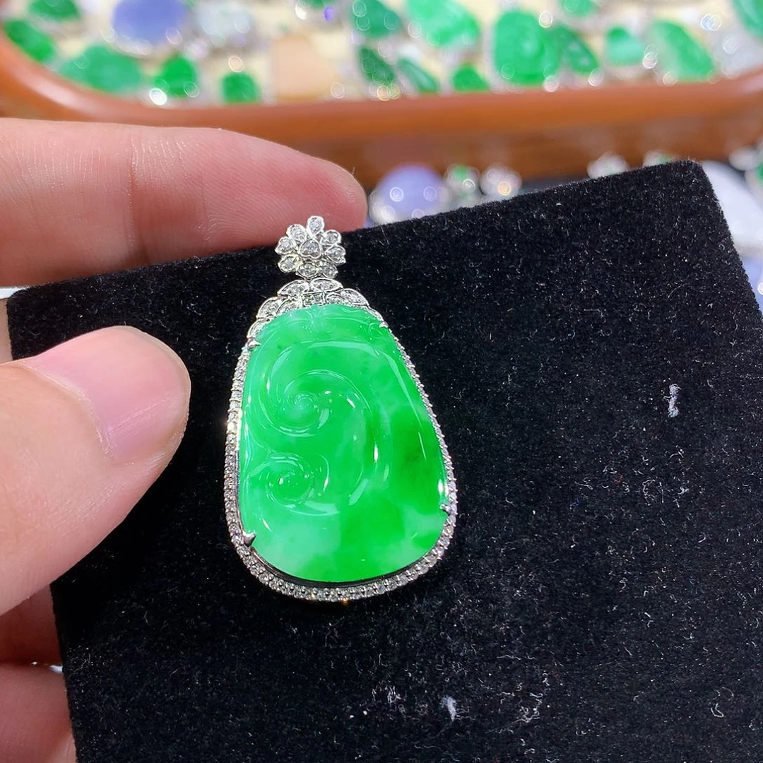 翡翠18K金镶嵌颈饰