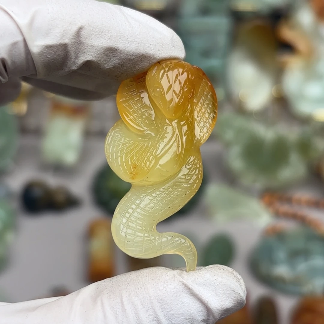 蛇纹石玉颈饰未镶嵌山**写