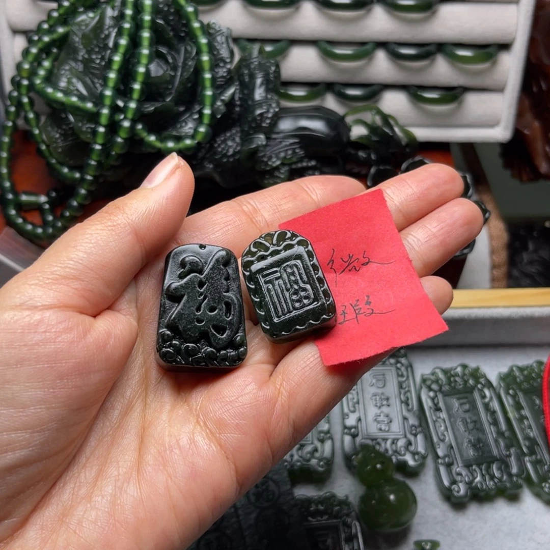 王***靐蛇纹石玉未镶嵌颈饰