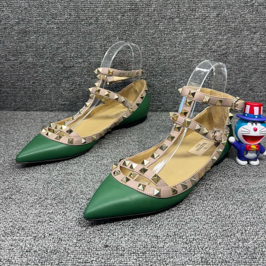 95新 Valentino/华伦天奴 37码 两环绿色漆皮平底鞋 D9456