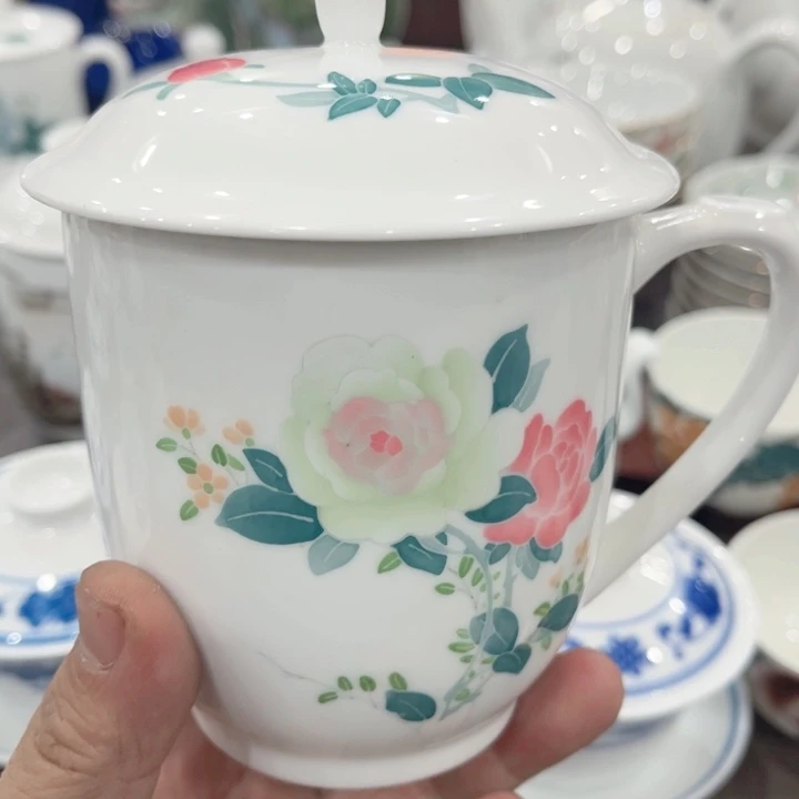 壶凭**风釉下五彩的瓷器和瓷器