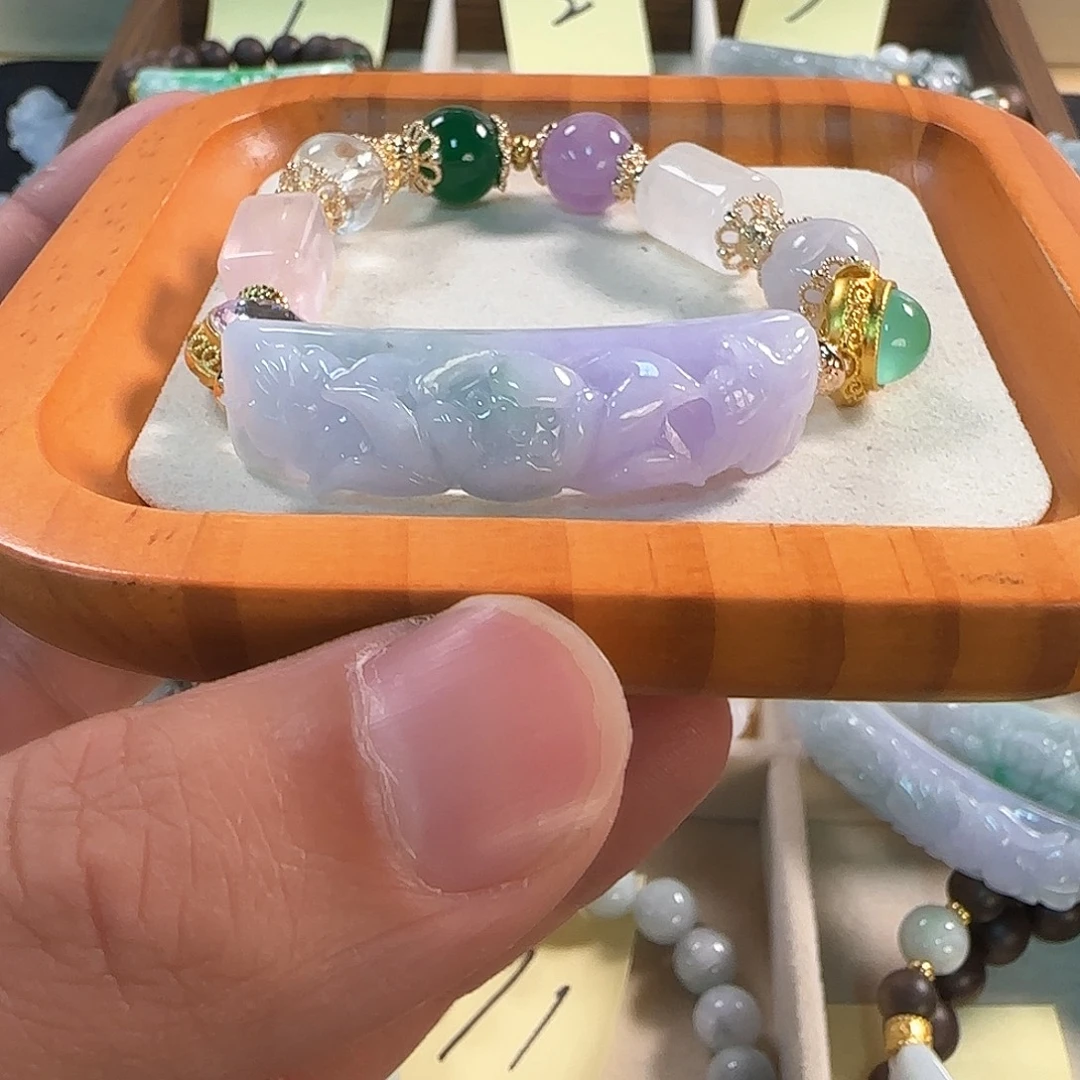 翡翠未镶嵌颈饰手牌