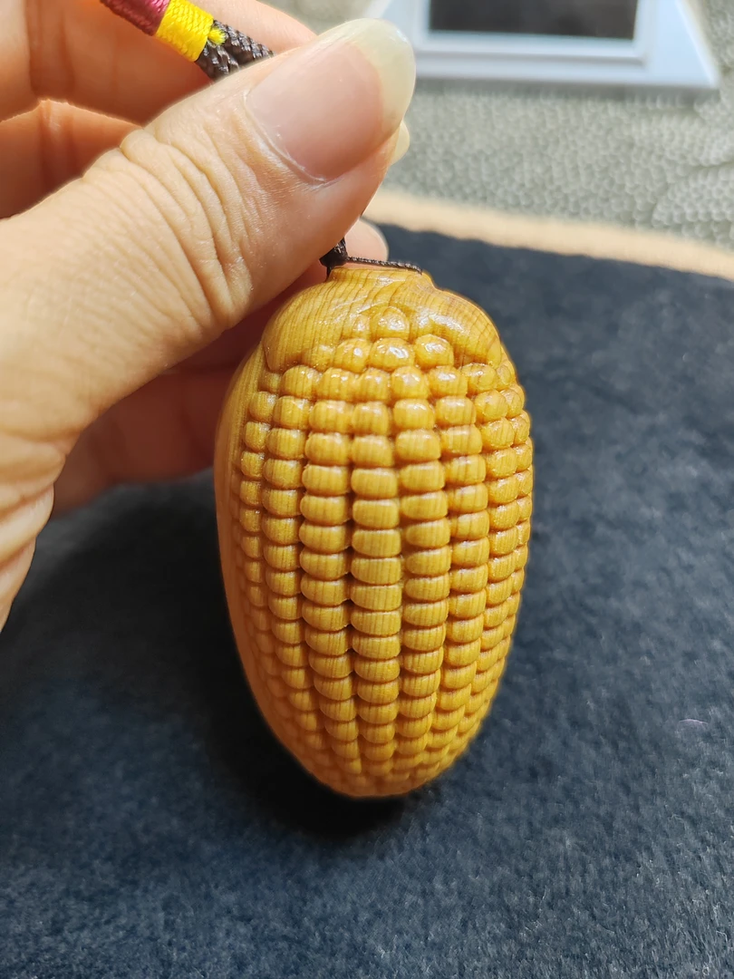 崖柏木雕金玉满堂手把件