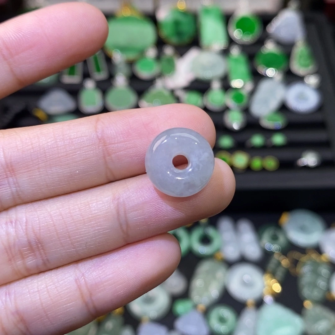 翡翠未镶嵌颈饰平安扣