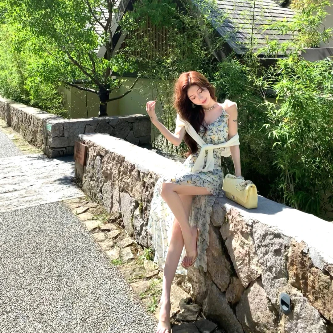 小雨姐姐【梦境爱丽丝】时尚气质V领荷叶边收腰修身碎花吊带连衣裙