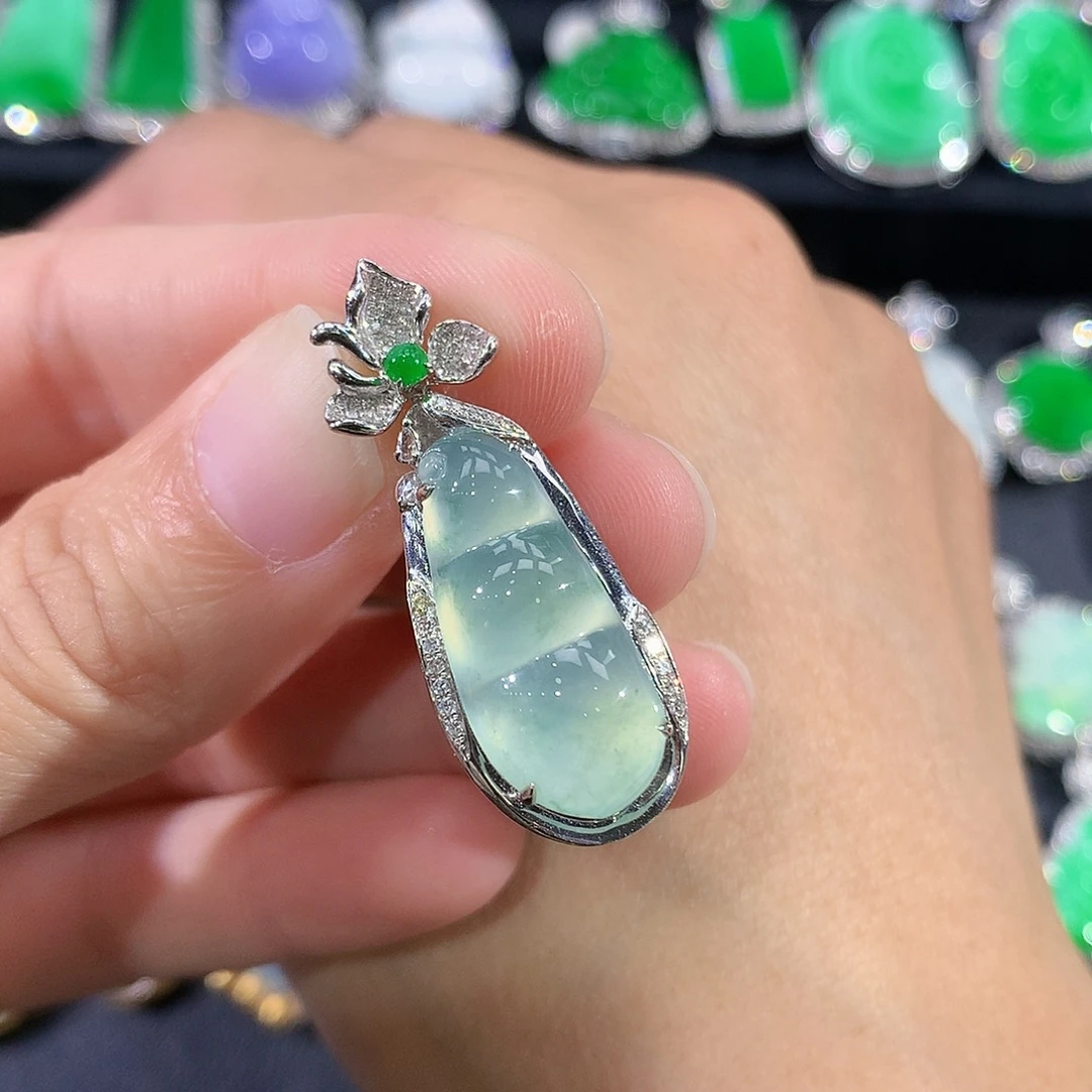 翡翠18K金镶嵌颈饰