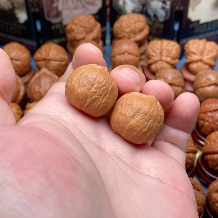 余***记文玩核桃把件歪桃儿