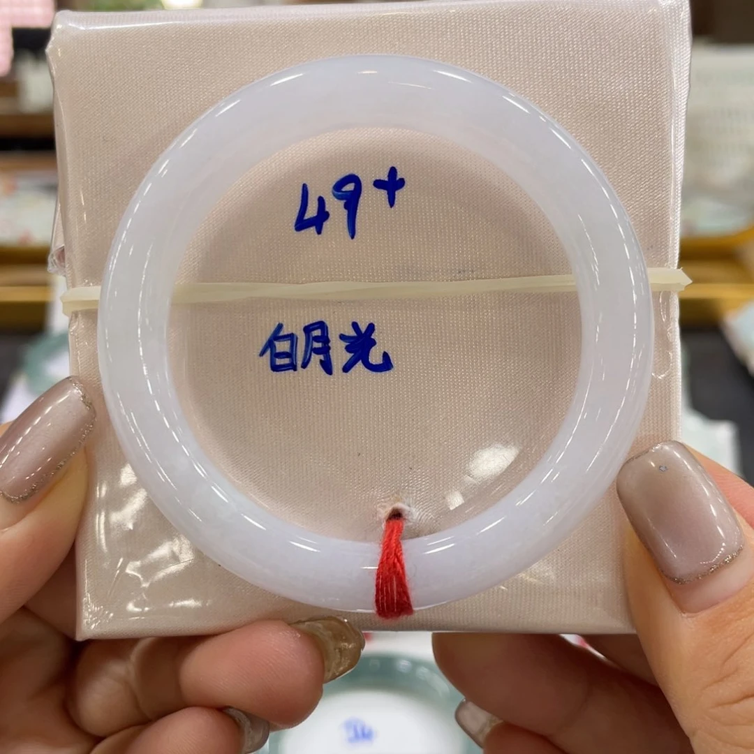 翡翠手镯未镶嵌翡翠