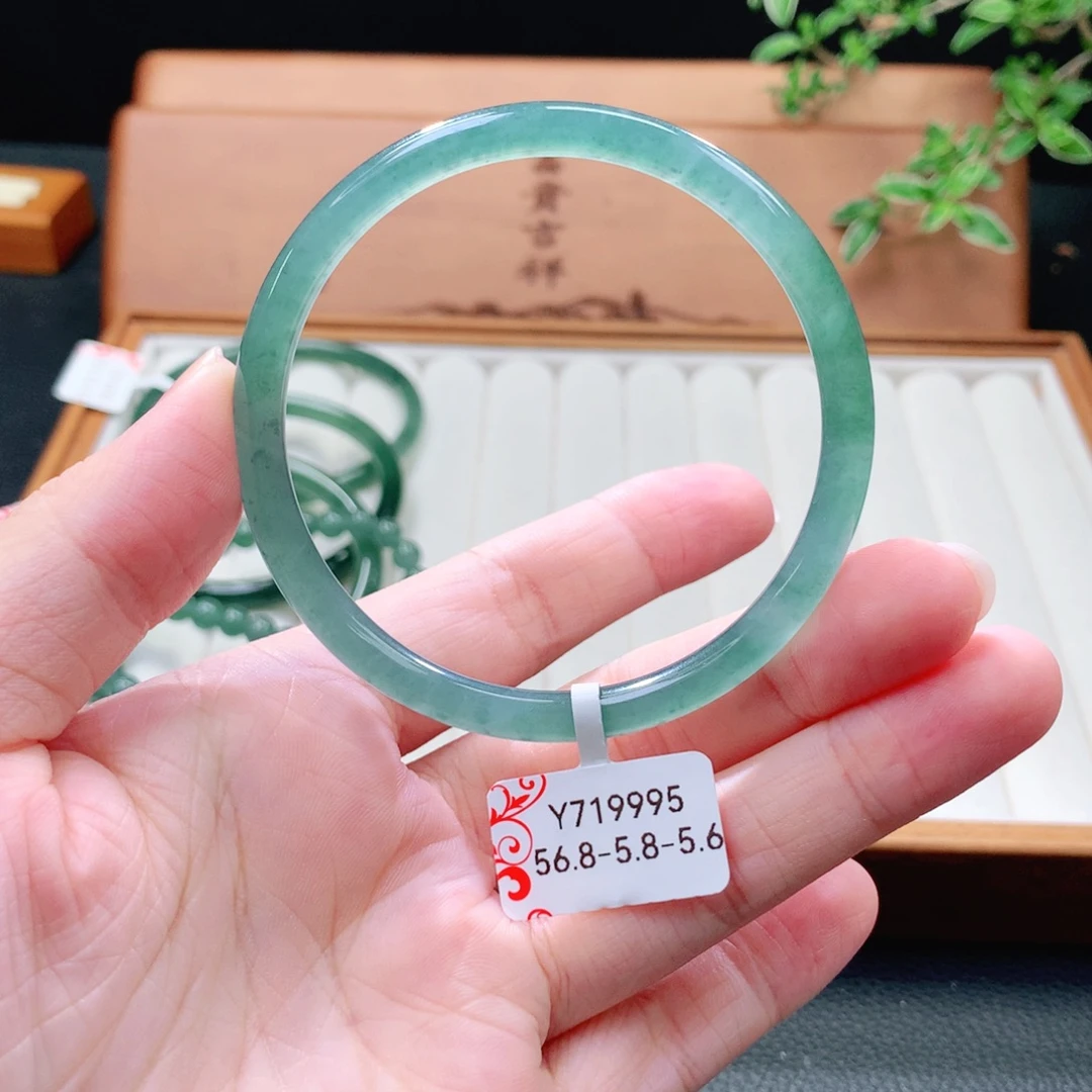翡翠未镶嵌手镯（圆镯）