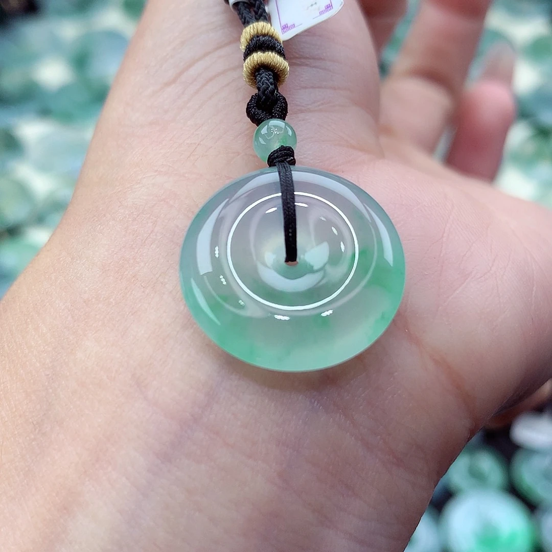 翡翠未镶嵌颈饰编号66。尺寸20.4-5.7