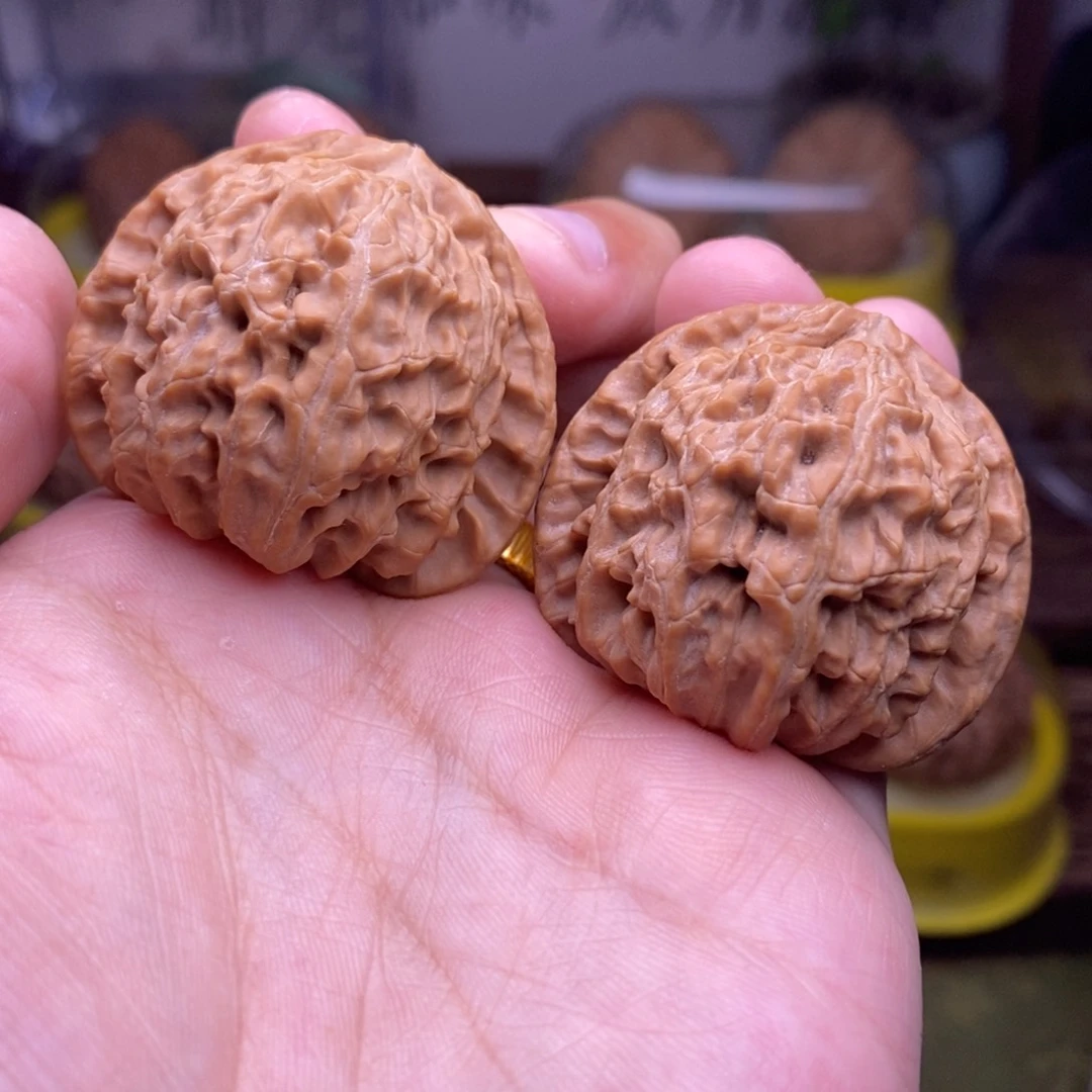 文玩核桃吊坠阿*全品39尺三角白红皮山地999