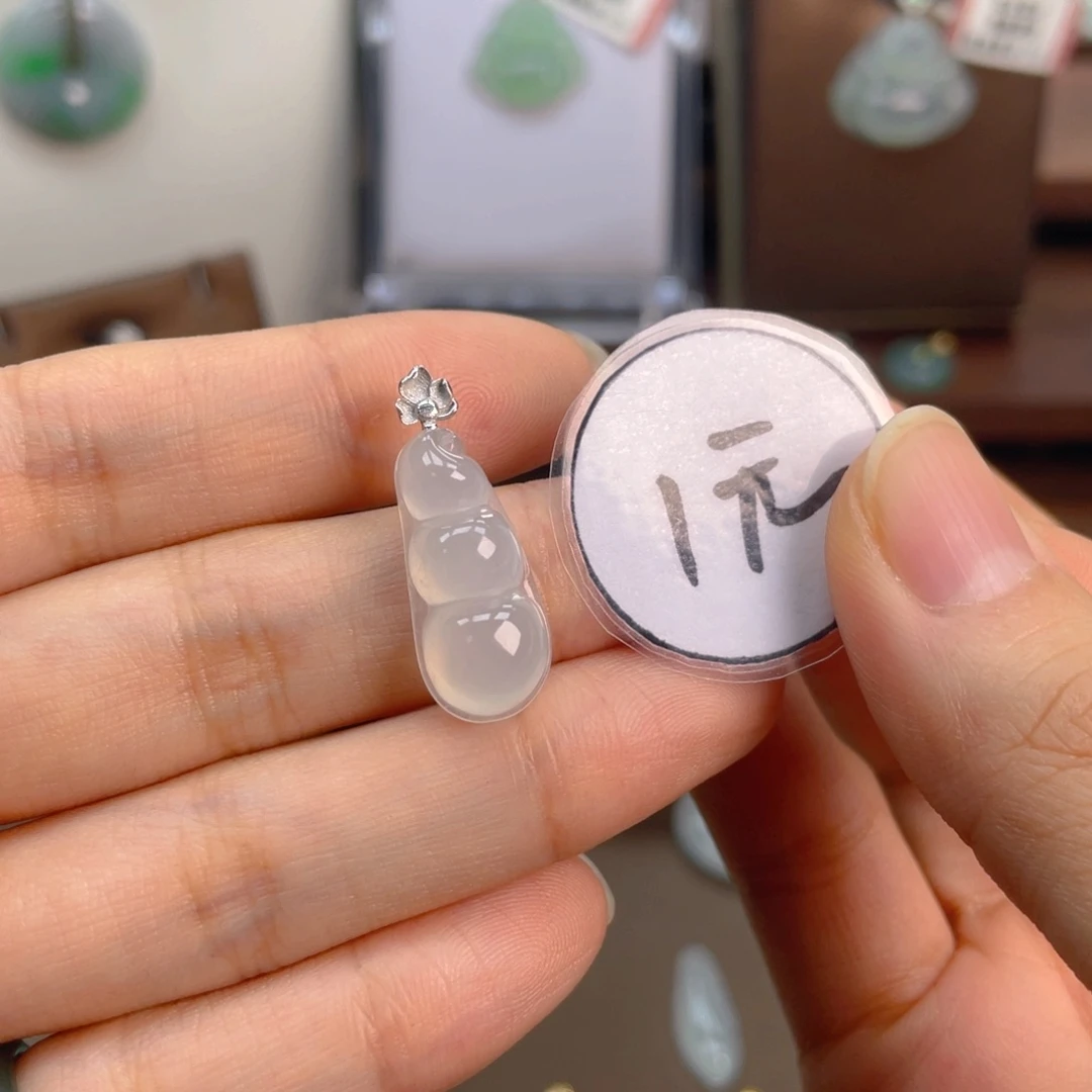 翡翠未镶嵌颈饰豆豆