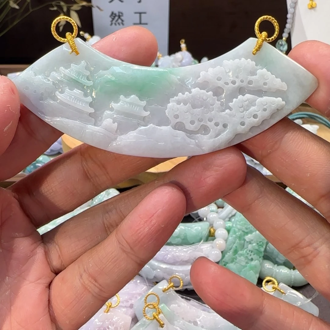 翡翠未镶嵌颈饰弯弯