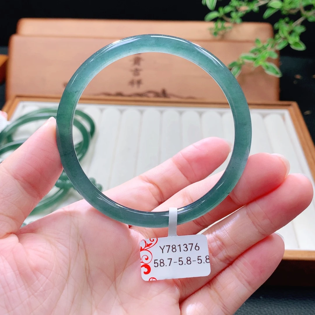 翡翠未镶嵌手镯（圆镯）