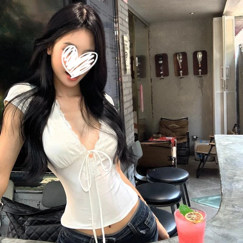 艺等2025纯欲风辣妹蕾丝花边深v领短袖t恤修身显瘦百搭气质女上衣