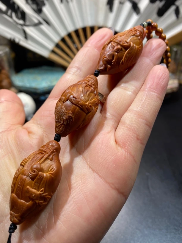 橄榄核福禄寿三星高照，缪小芬缪小明合作款，尺寸21×39