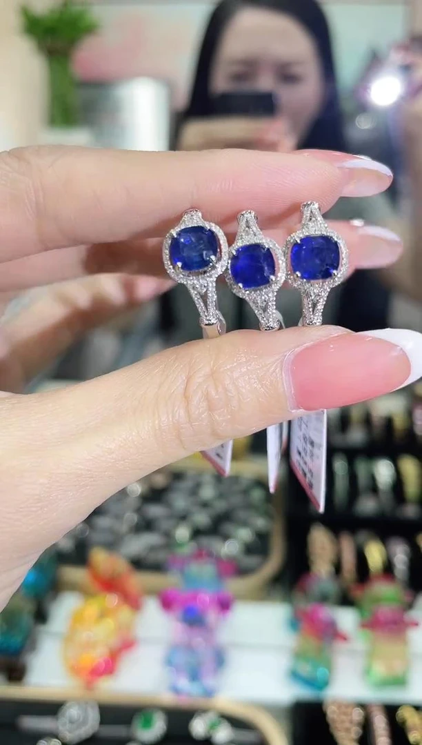 18K金镶嵌天然蓝宝石戒指 多样性发其一