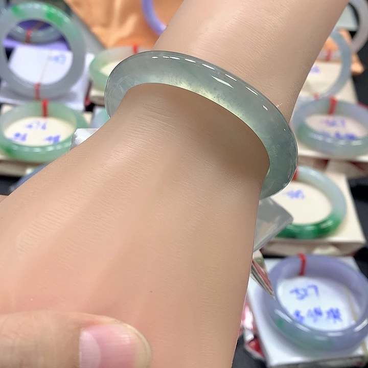 翡翠手镯未镶嵌翡翠