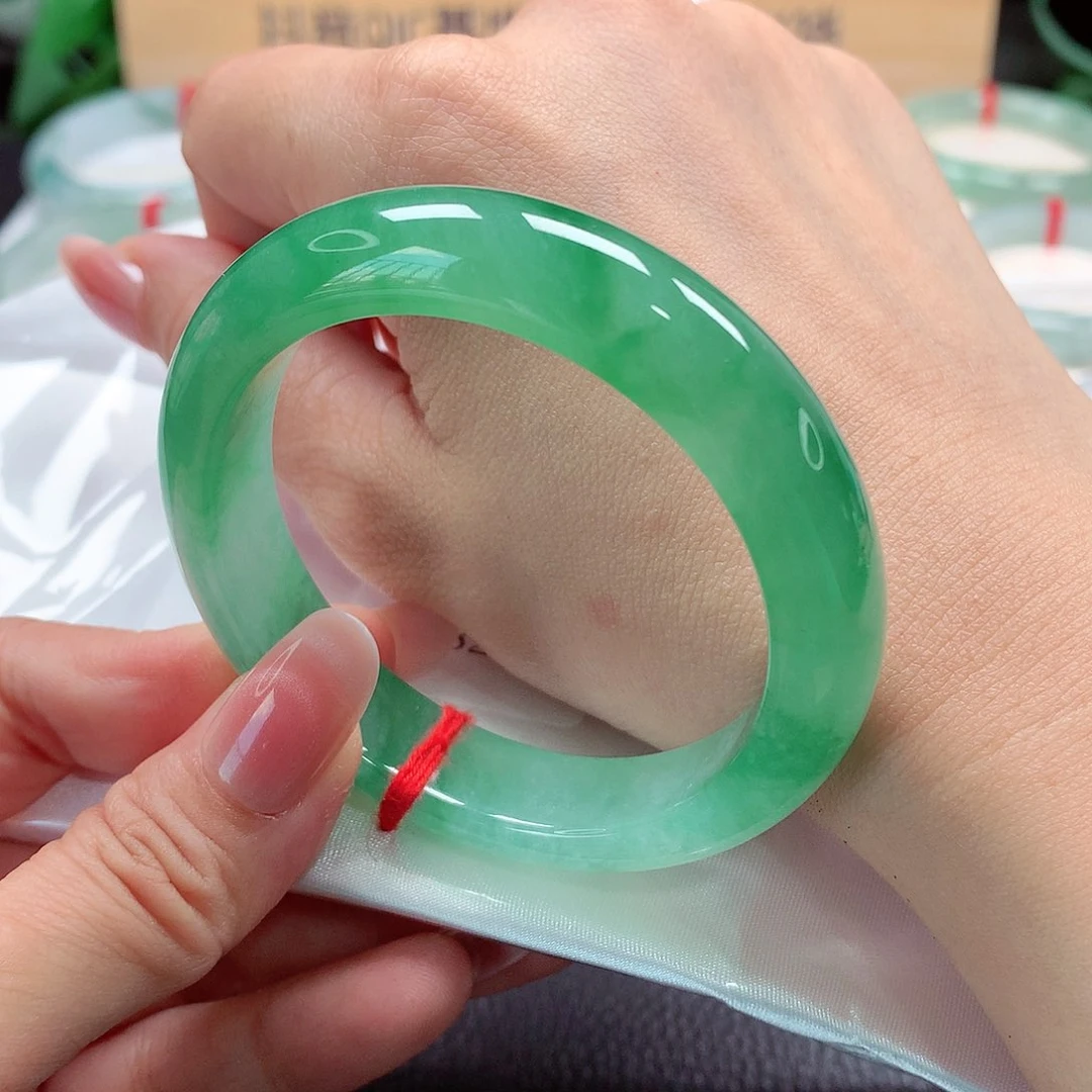 未镶嵌手镯翡翠62号，冰绿，种色兼备，有纹