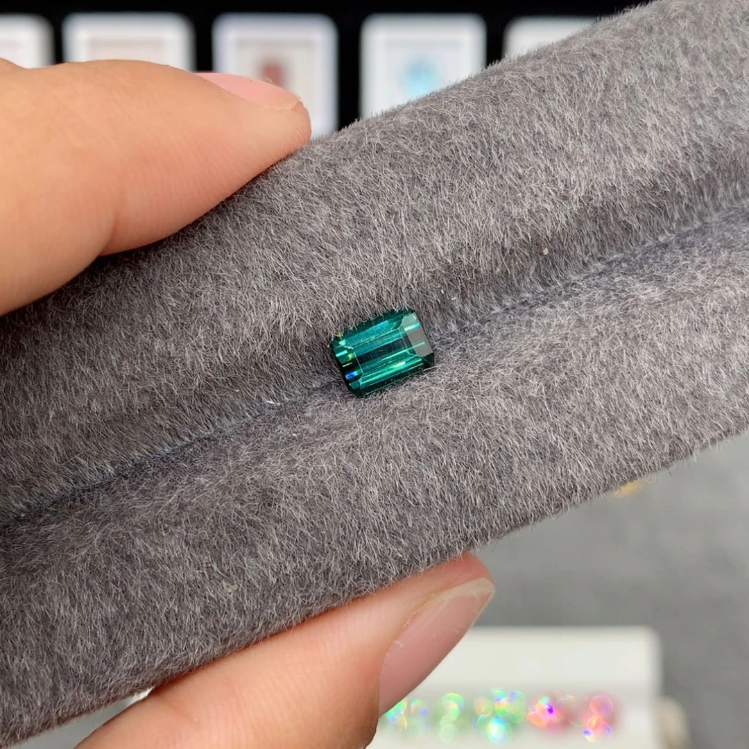 未镶嵌裸石碧玺1.5克拉蓝绿色