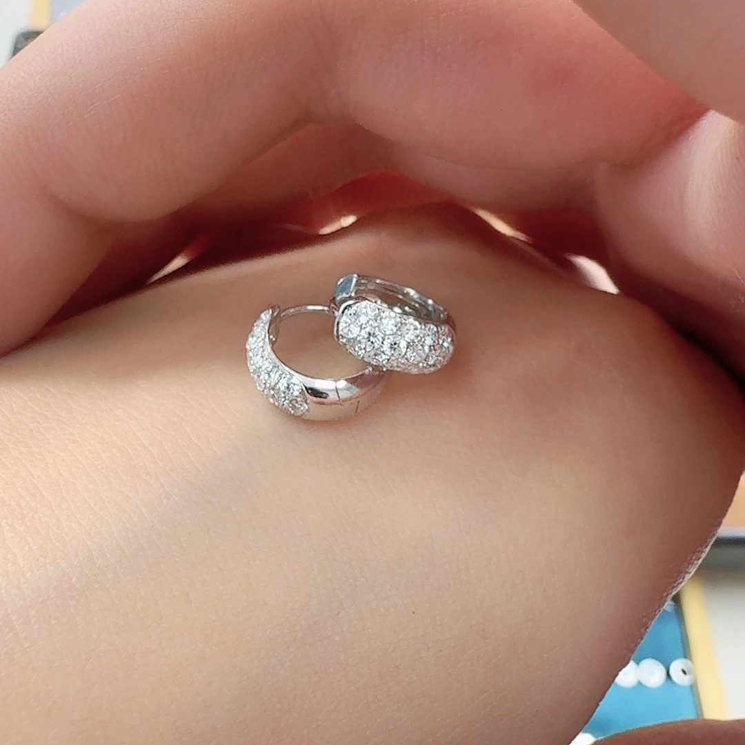 18K金镶嵌耳饰钻石白金8mm面包圈小耳包一对