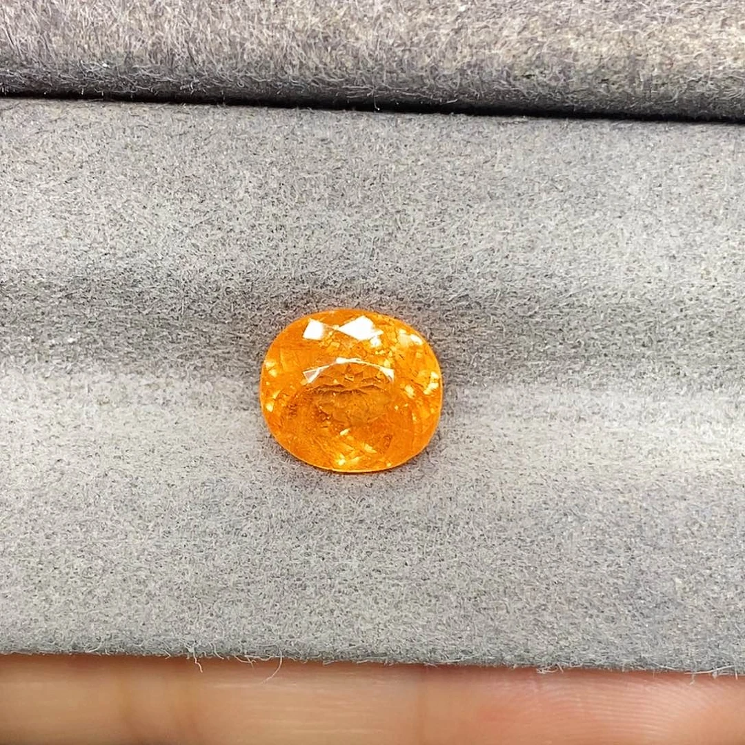 未镶嵌4.82克拉天然玻璃体满火彩芬达石石榴石