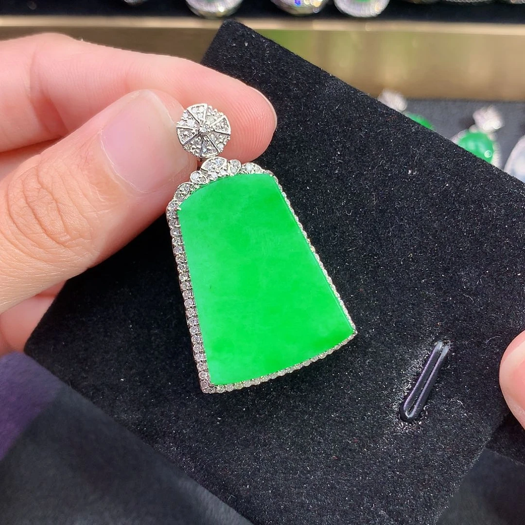 翡翠18K金镶嵌颈饰